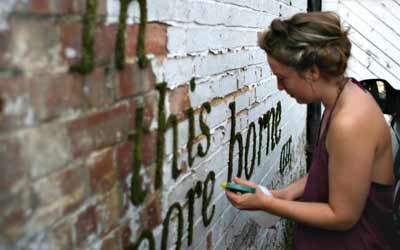 Artistas fazem arte em muros com grafite sustentável